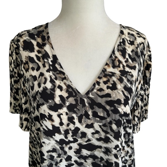 Vince Camuto NWT Animal Print Blouse with Flutter Crepe Sleeve M - Picture 2 of 11